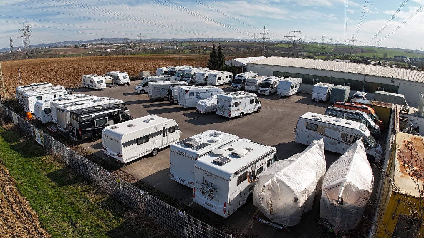 Boote unter Abdeckung auf der Anlage von MK Künzel bei Heilbronn