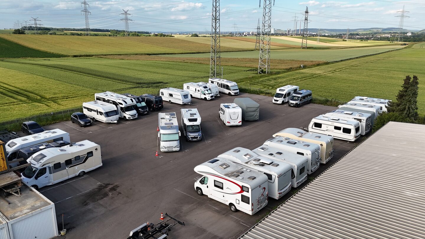 Wohnmobile auf der Stellplatzanlage von MK Künzel bei Heilbronn